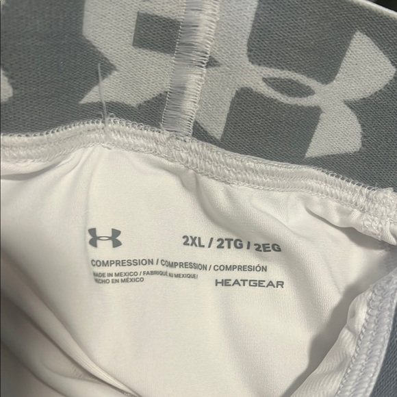 Under Armour White and Gray compression 3/4 legging. Soft Stretchy Fabric NWOT - Picture 3 of 3